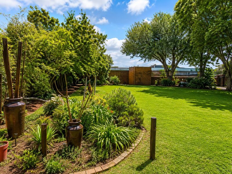 Spacious open plan 3 Bedroom Townhoue in Birchleigh North living mood - Photo 10