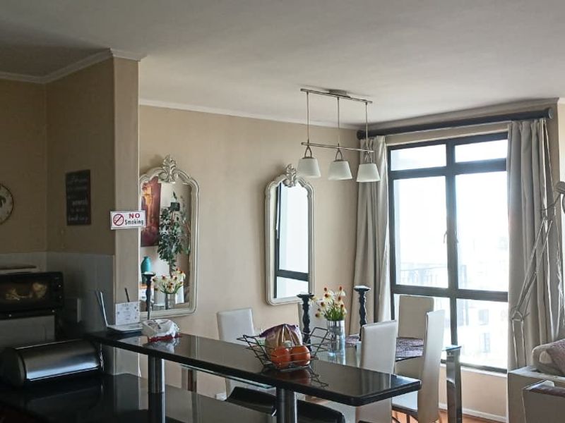 Luxury 5th-Floor Apartment in the Prestigious Island Club, Century City - Photo 6