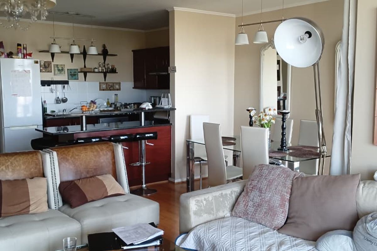 Luxury 5th-Floor Apartment in the Prestigious Island Club, Century City - Photo 3
