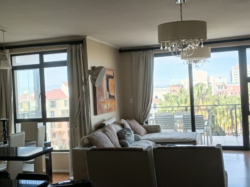 Luxury 5th-Floor Apartment in the Prestigious Island Club, Century City - Photo 7