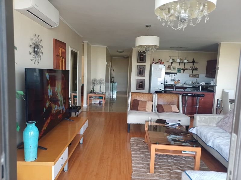Luxury 5th-Floor Apartment in the Prestigious Island Club, Century City - Photo 2