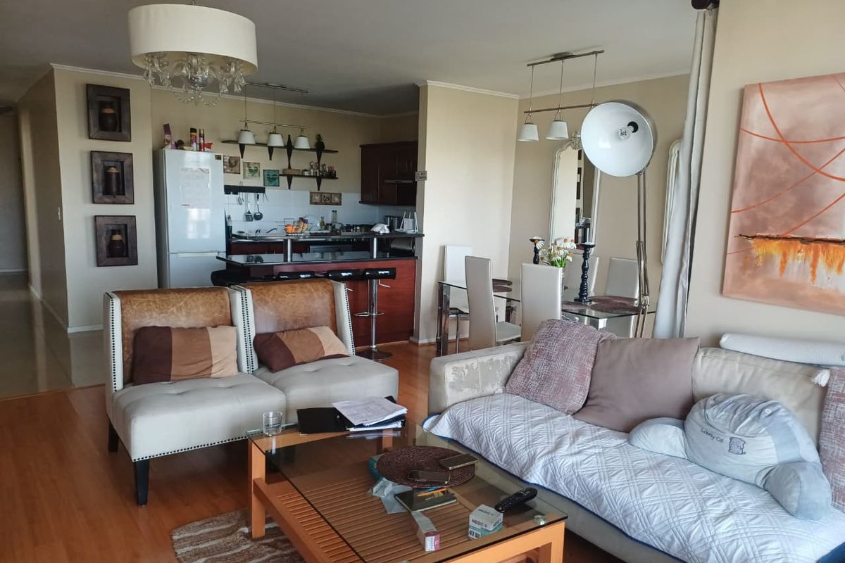 Luxury 5th-Floor Apartment in the Prestigious Island Club, Century City - Photo 4