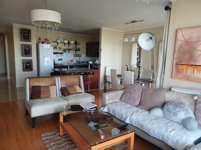 Luxury 5th-Floor Apartment in the Prestigious Island Club, Century City - Photo 4