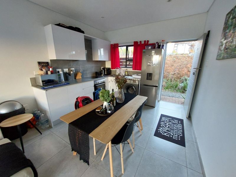 2 Bed 2 bath Simplex in the secure Mountain View Estate - Photo 4