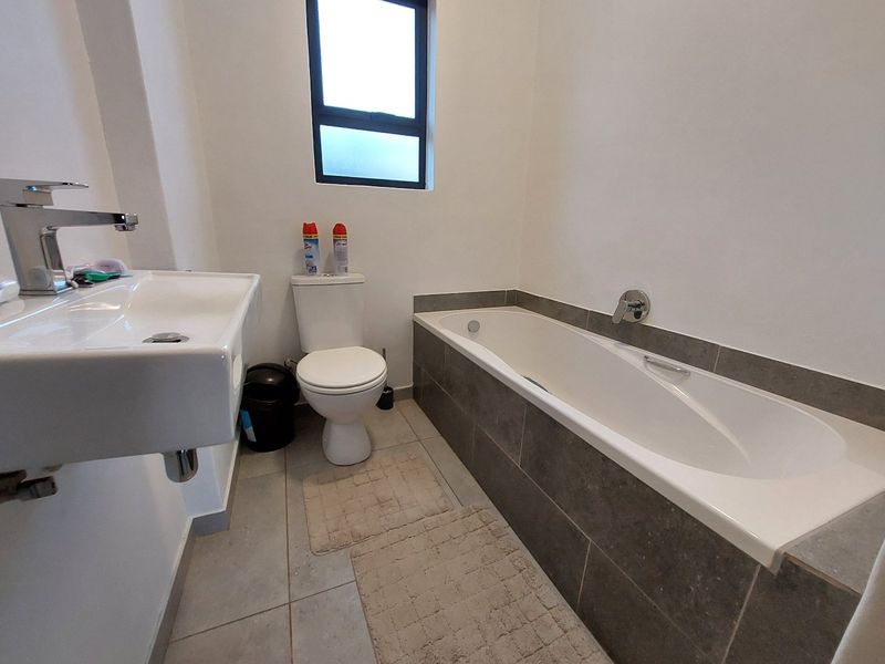 2 Bed 2 bath Simplex in the secure Mountain View Estate - Photo 8