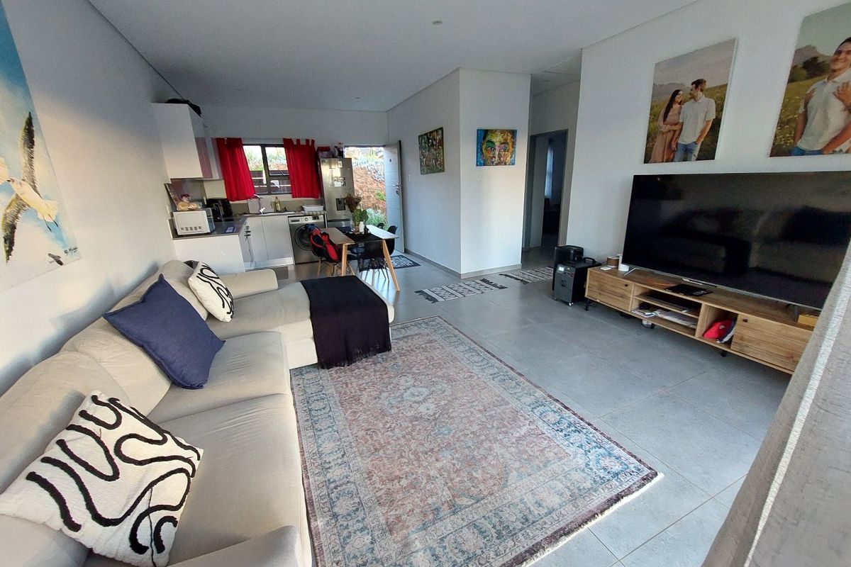 2 Bed 2 bath Simplex in the secure Mountain View Estate - Photo 2