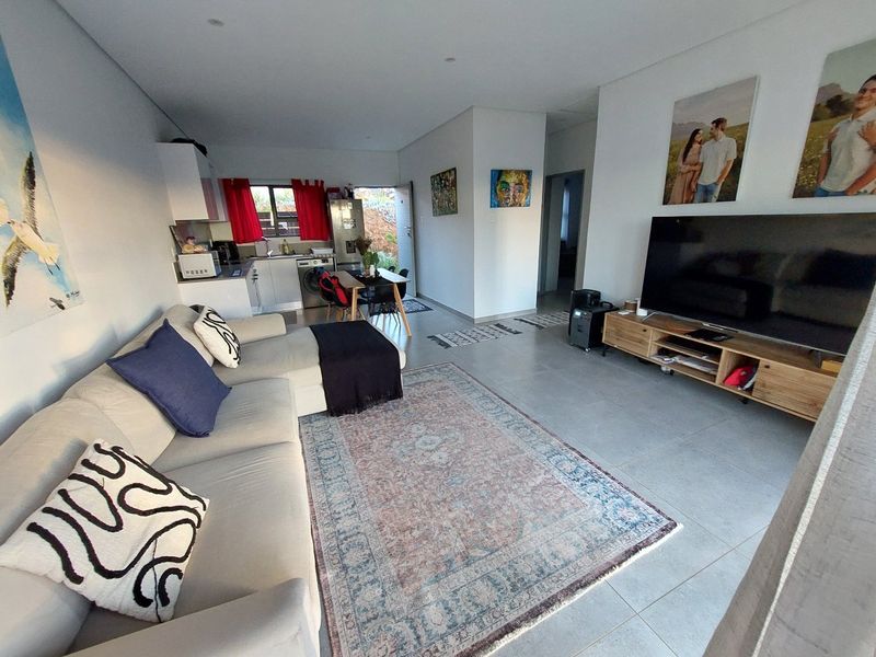2 Bed 2 bath Simplex in the secure Mountain View Estate - Photo 2