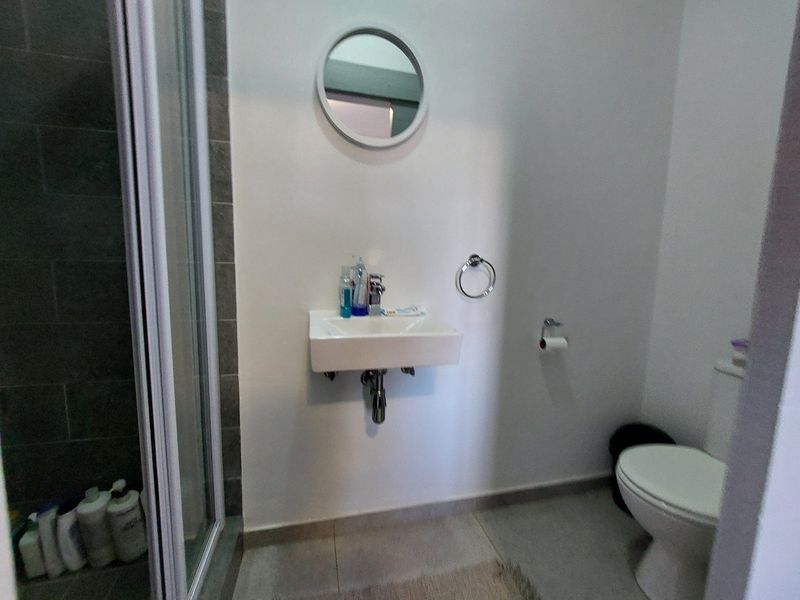 2 Bed 2 bath Simplex in the secure Mountain View Estate - Photo 6
