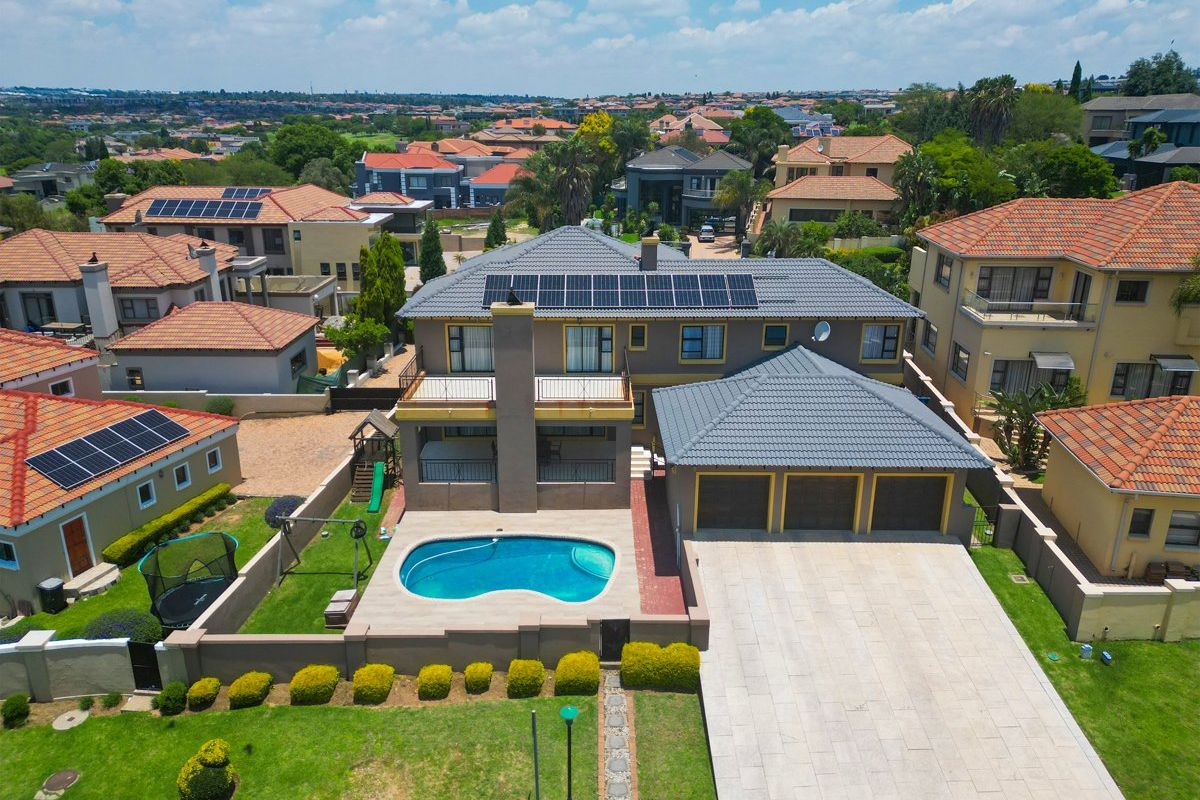 Splendid Family Home in Blue Valley - Photo 2