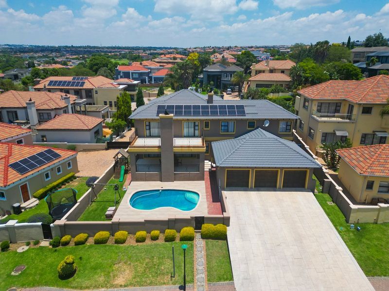 Splendid Family Home in Blue Valley - Photo 2