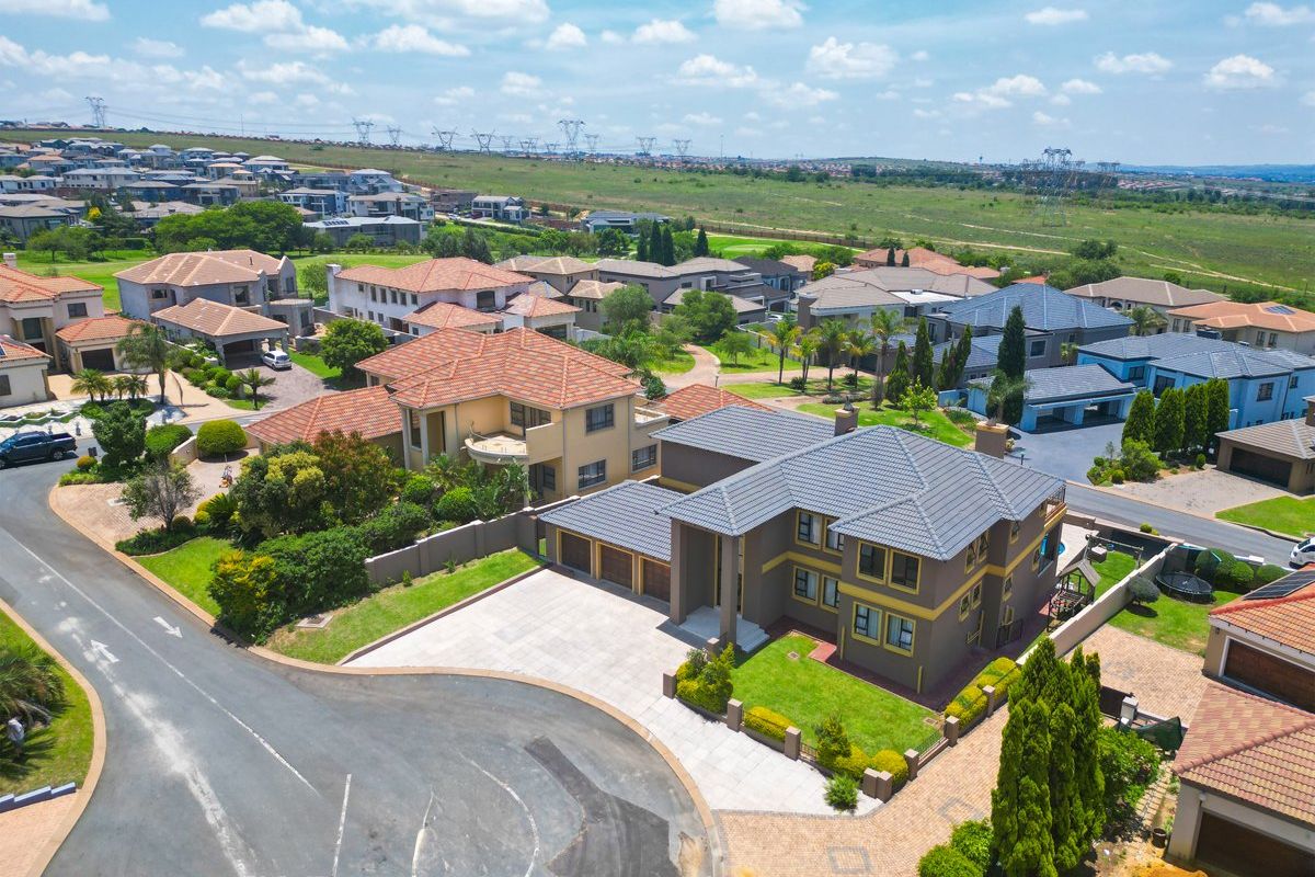 Splendid Family Home in Blue Valley - Photo 3