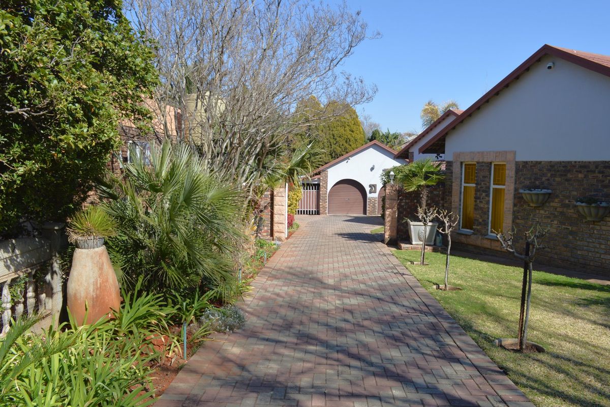 SOLE & EXCLUSIVE MANDATE EXCEPTIONAL ELEGANT FAMILY LIVING WITH PREMIUM EXTRAS IN WILKEVILLE - Photo 2