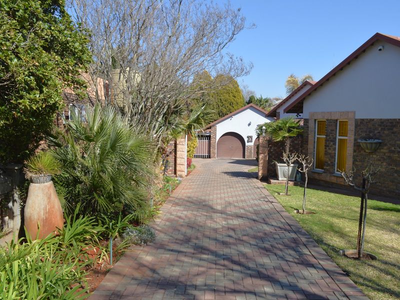 SOLE & EXCLUSIVE MANDATE EXCEPTIONAL ELEGANT FAMILY LIVING WITH PREMIUM EXTRAS IN WILKEVILLE - Photo 2