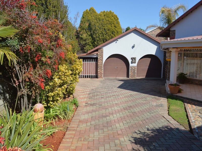 SOLE & EXCLUSIVE MANDATE EXCEPTIONAL ELEGANT FAMILY LIVING WITH PREMIUM EXTRAS IN WILKEVILLE