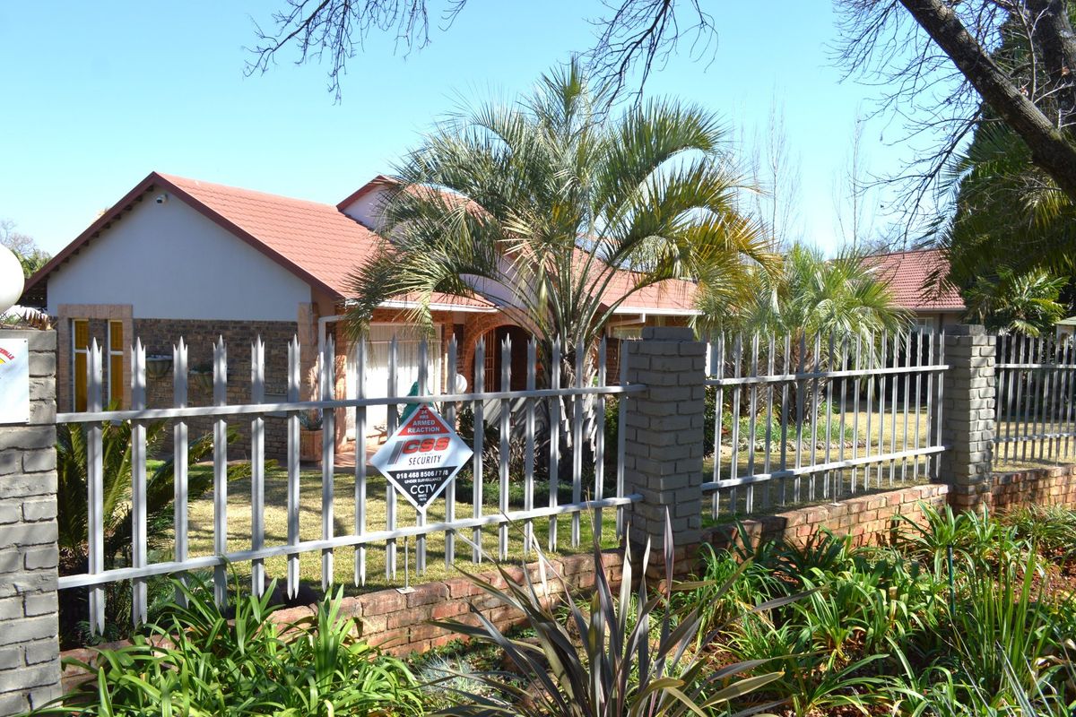 SOLE & EXCLUSIVE MANDATE EXCEPTIONAL ELEGANT FAMILY LIVING WITH PREMIUM EXTRAS IN WILKEVILLE - Photo 4