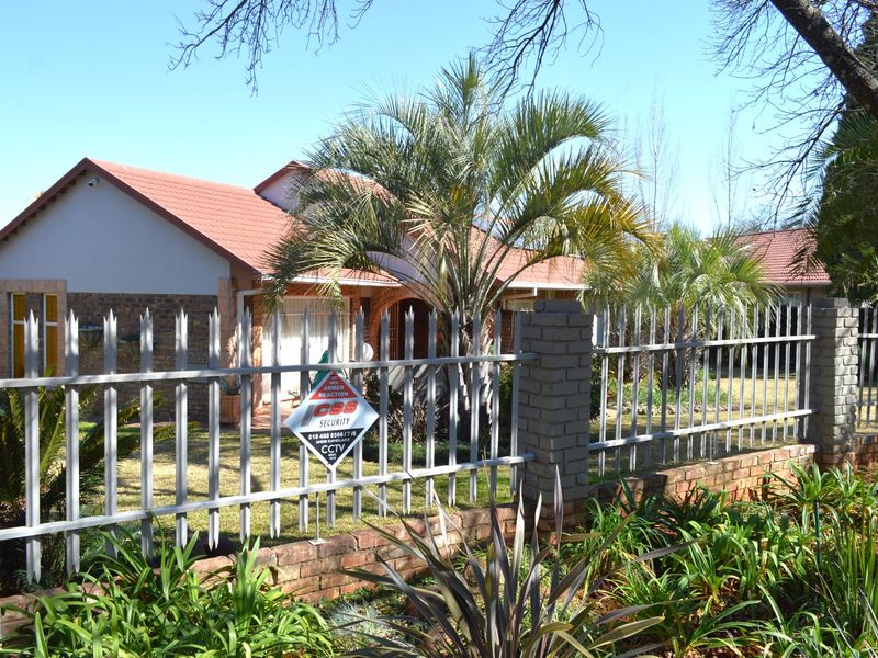 SOLE & EXCLUSIVE MANDATE EXCEPTIONAL ELEGANT FAMILY LIVING WITH PREMIUM EXTRAS IN WILKEVILLE - Photo 4