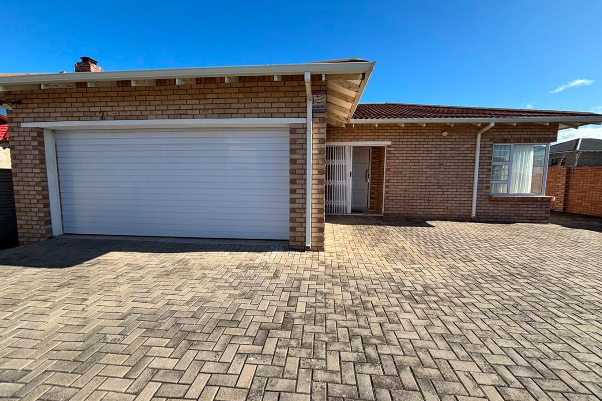SOLE AND EXCLUSIVE MANDATE  Spacious 4-Bedroom Facebrick Family Home with Income-Generating Flatlet – Bluewater Bay - Photo 3