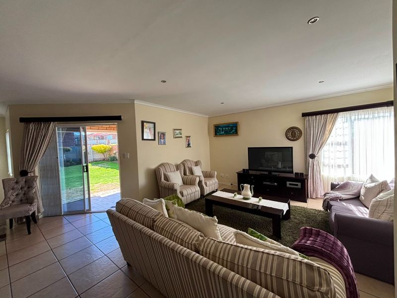 SOLE AND EXCLUSIVE MANDATE  Spacious 4-Bedroom Facebrick Family Home with Income-Generating Flatlet – Bluewater Bay - Photo 4