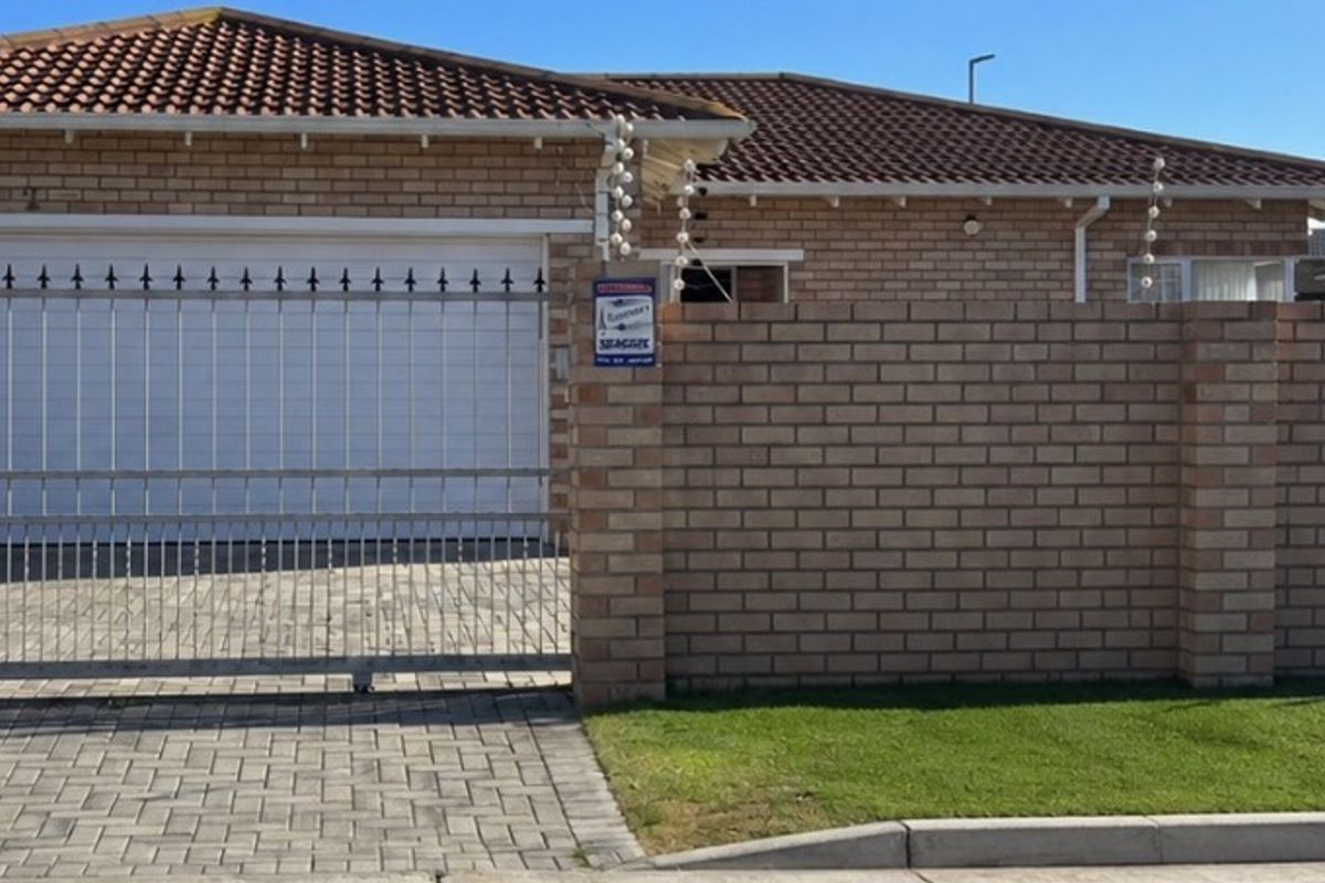 SOLE AND EXCLUSIVE MANDATE  Spacious 4-Bedroom Facebrick Family Home with Income-Generating Flatlet – Bluewater Bay - Photo 2