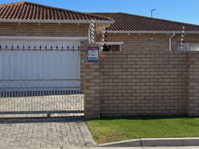 SOLE AND EXCLUSIVE MANDATE  Spacious 4-Bedroom Facebrick Family Home with Income-Generating Flatlet – Bluewater Bay - Photo 2