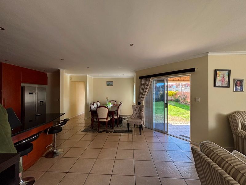 SOLE AND EXCLUSIVE MANDATE  Spacious 4-Bedroom Facebrick Family Home with Income-Generating Flatlet – Bluewater Bay - Photo 7