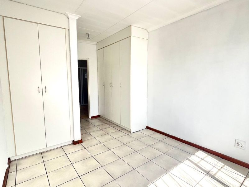 Sunny Centurion Apartment in a secure haven - Photo 8