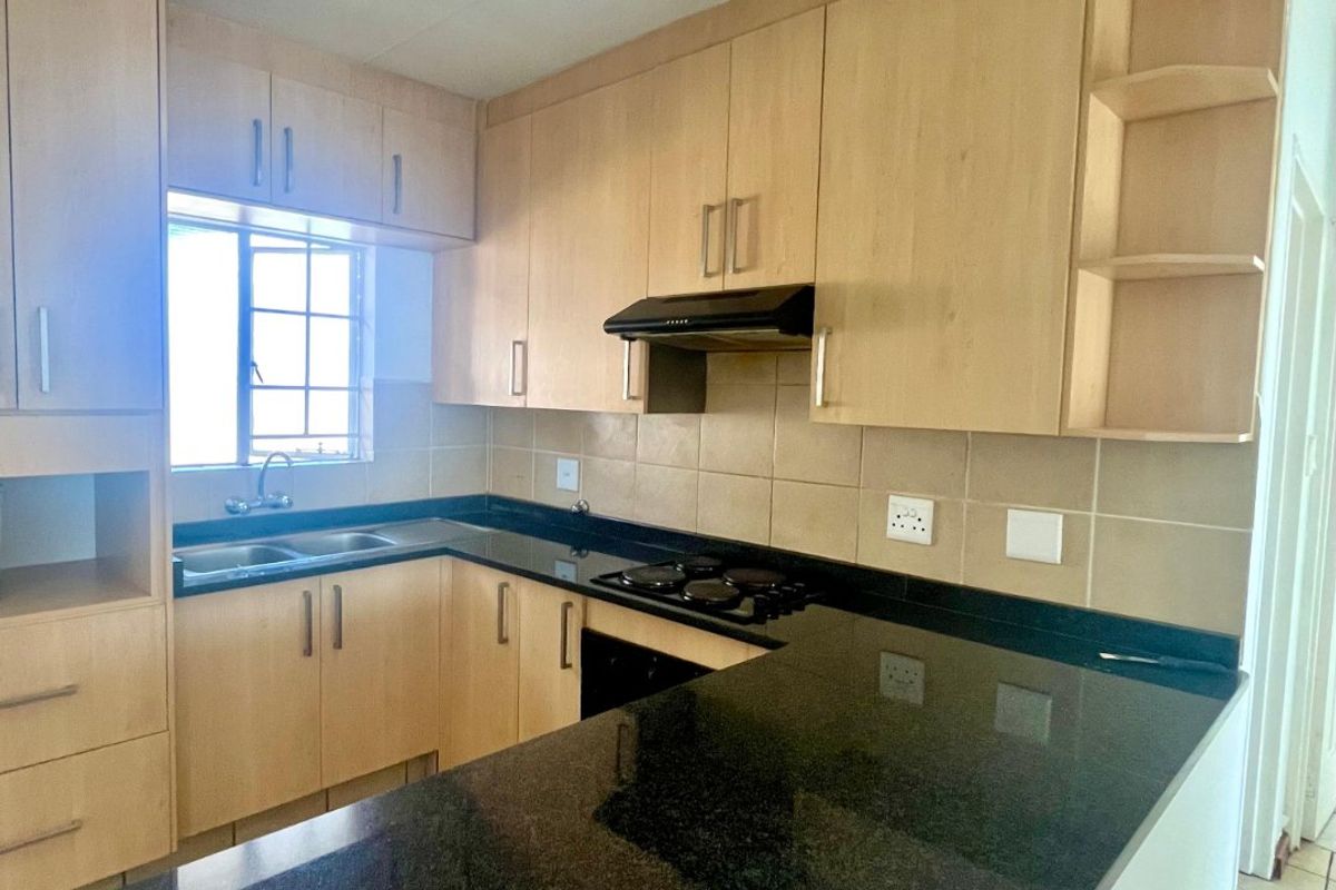Sunny Centurion Apartment in a secure haven - Photo 4