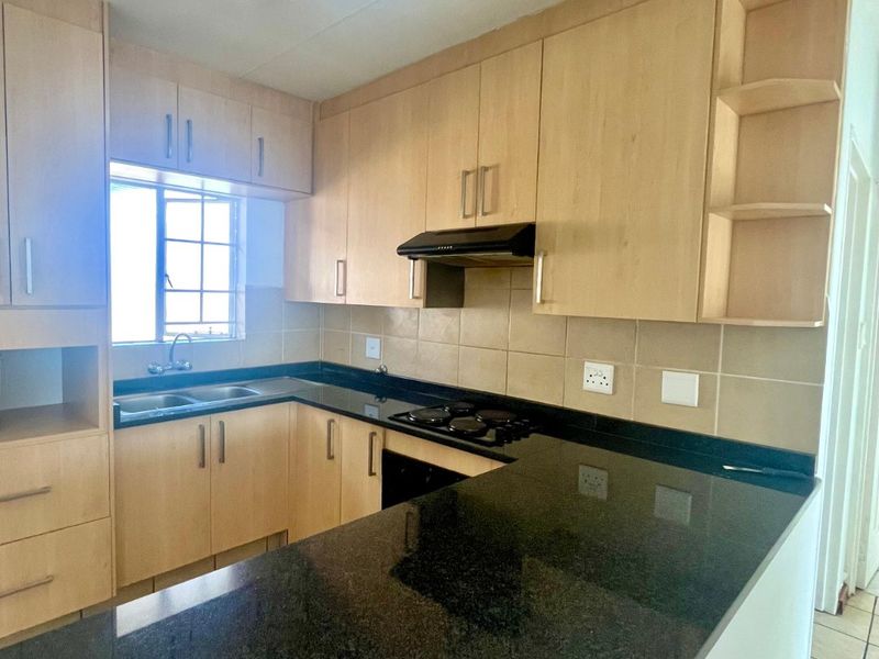 Sunny Centurion Apartment in a secure haven - Photo 4