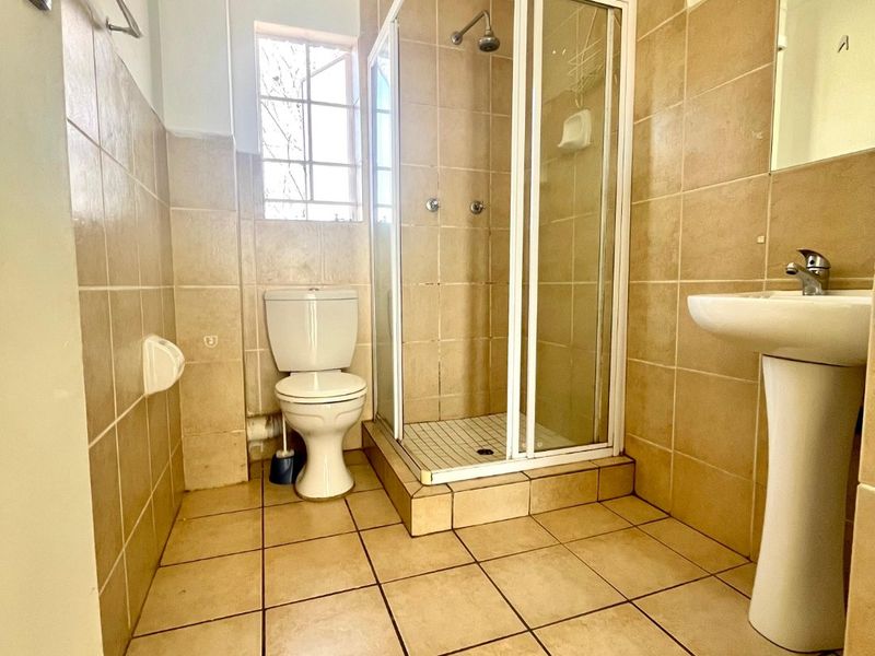 Sunny Centurion Apartment in a secure haven - Photo 9
