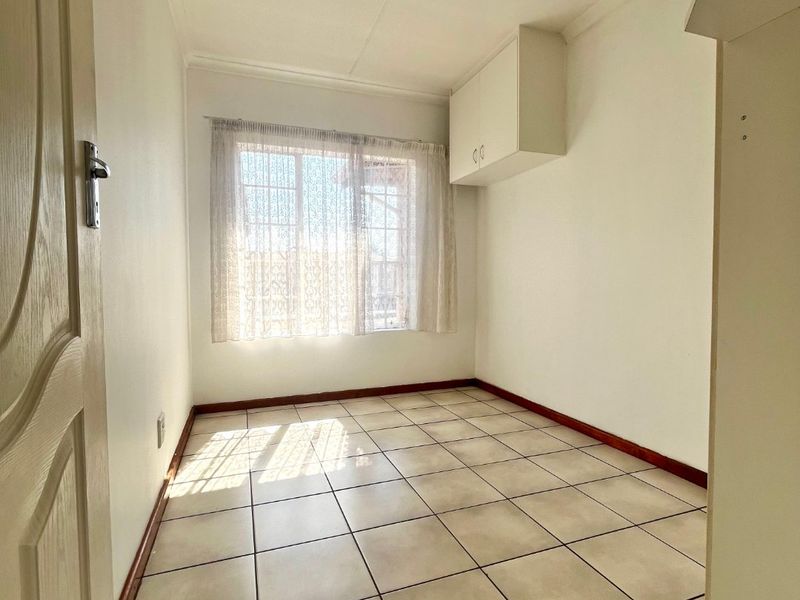 Sunny Centurion Apartment in a secure haven - Photo 6