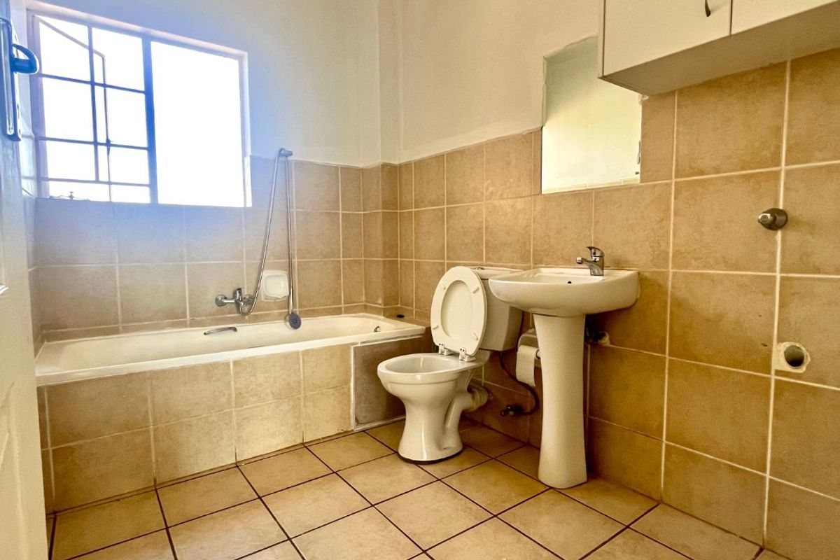Sunny Centurion Apartment in a secure haven - Photo 5