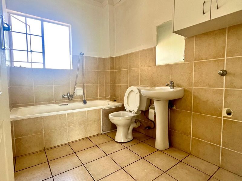 Sunny Centurion Apartment in a secure haven - Photo 5