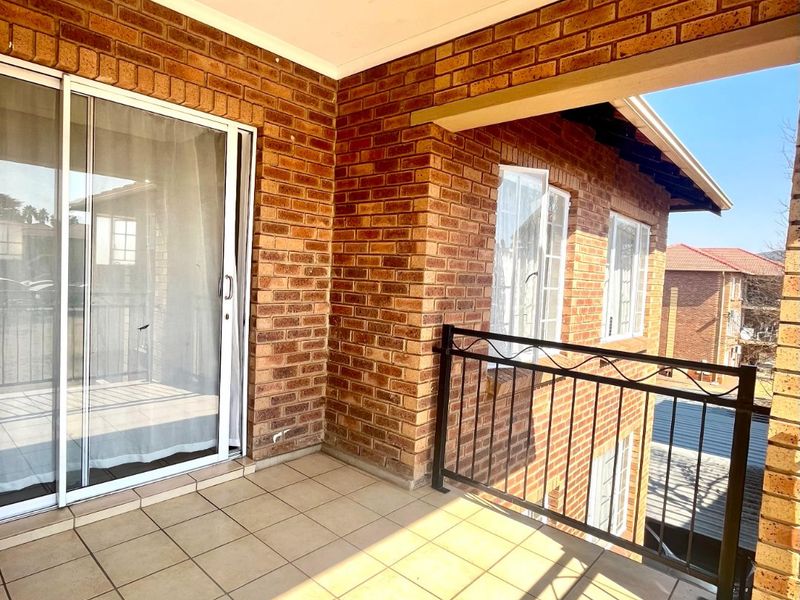 Sunny Centurion Apartment in a secure haven - Photo 10