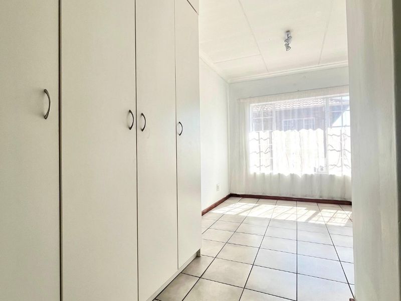 Sunny Centurion Apartment in a secure haven - Photo 7
