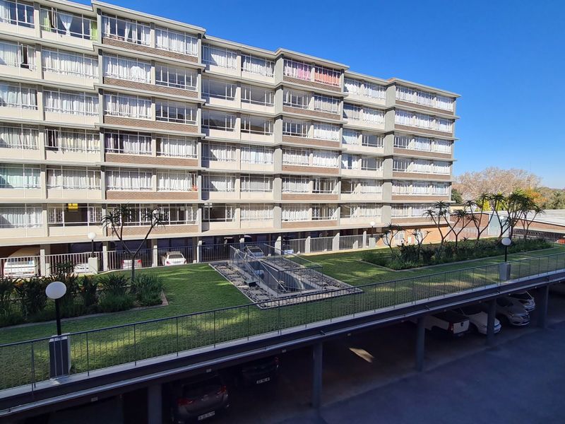 3 Full Title Neighbouring buildings sold together with 142 apartments R10 640 000.00 annual gross income! - Photo 3