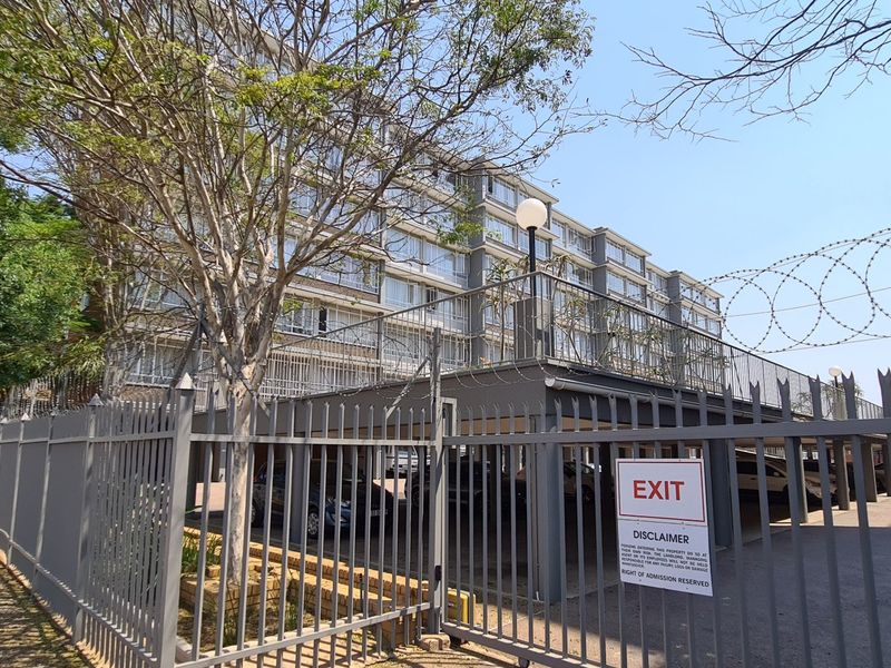 3 Full Title Neighbouring buildings sold together with 142 apartments R10 640 000.00 annual gross income! - Photo 9