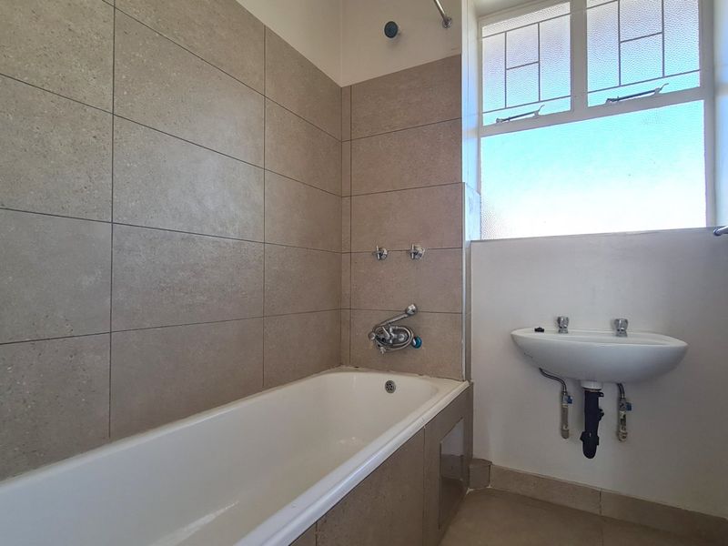3 Full Title Neighbouring buildings sold together with 142 apartments R10 640 000.00 annual gross income! - Photo 5