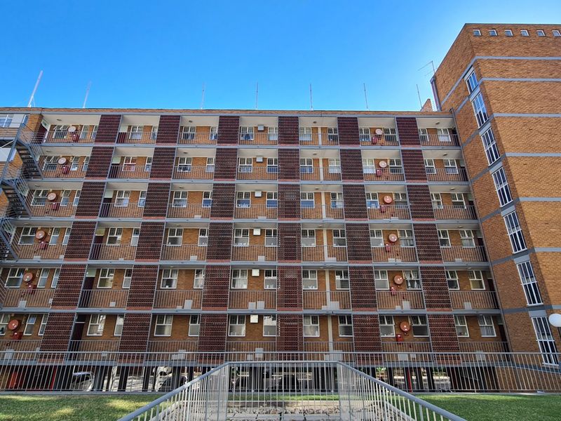 3 Full Title Neighbouring buildings sold together with 142 apartments R10 640 000.00 annual gross income! - Photo 2