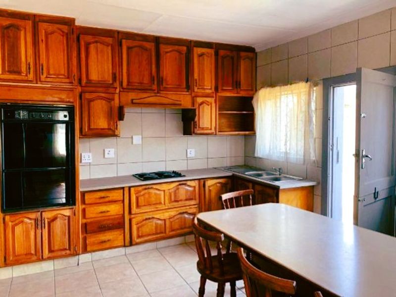 FREESTANDING HOUSE AND GARDEN COTTAGE  - Photo 8