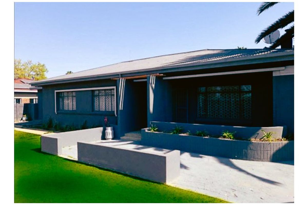 FREESTANDING HOUSE AND GARDEN COTTAGE  - Photo 4