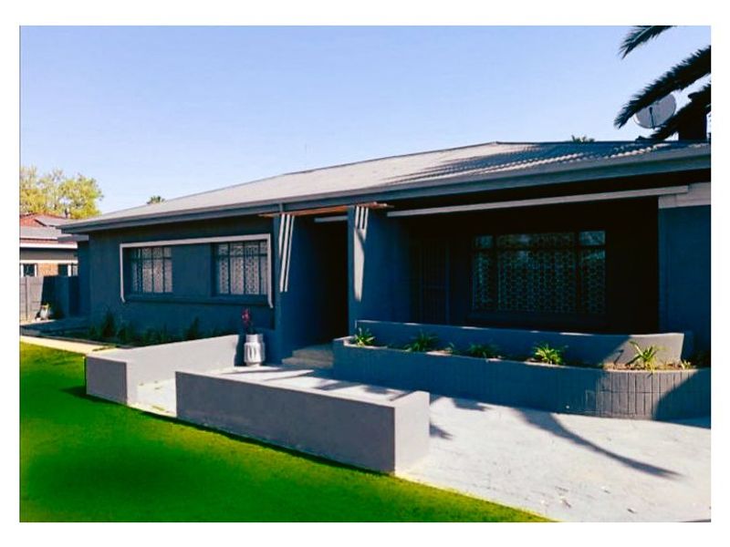 FREESTANDING HOUSE AND GARDEN COTTAGE  - Photo 3
