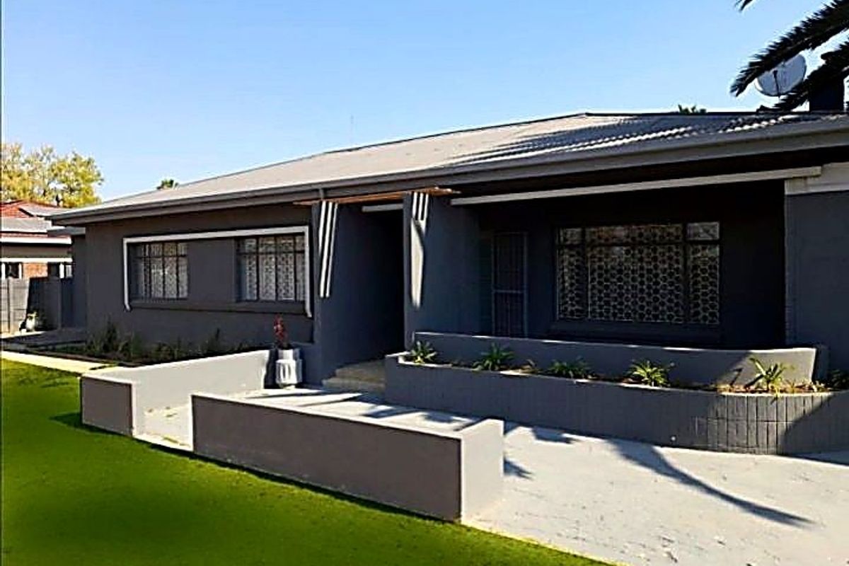 FREESTANDING HOUSE AND GARDEN COTTAGE  - Photo 3