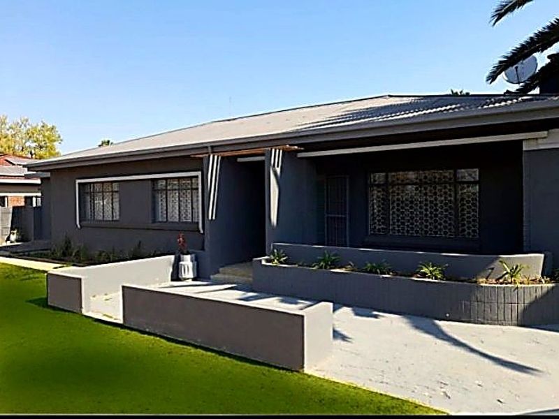 FREESTANDING HOUSE AND GARDEN COTTAGE  - Photo 2