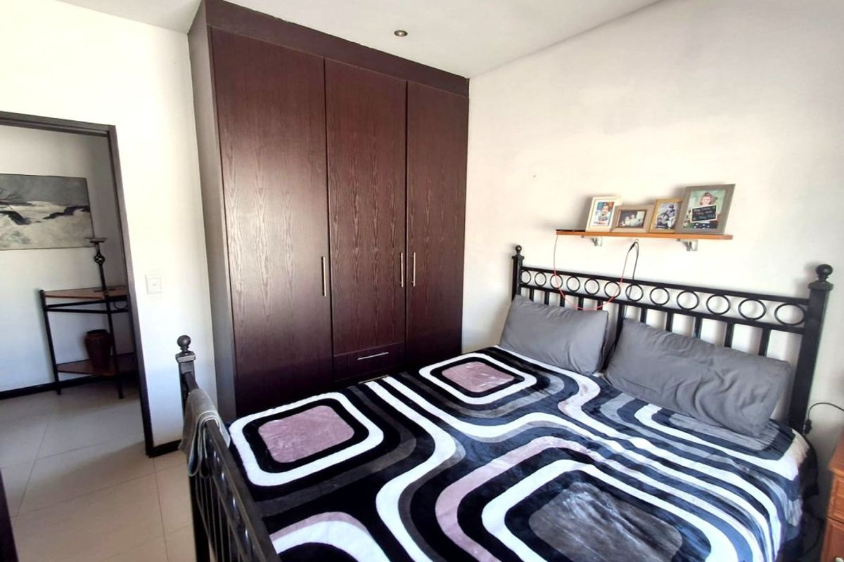 Spacious 3-Bedroom Family Home with Granny Flat & Solar! - Photo 2