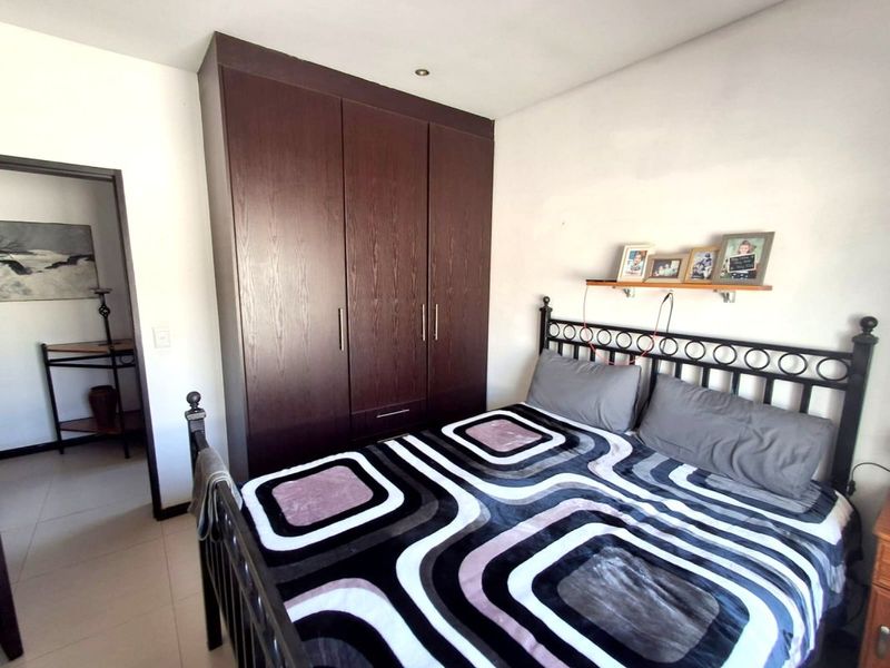 Spacious 3-Bedroom Family Home with Granny Flat & Solar! - Photo 2