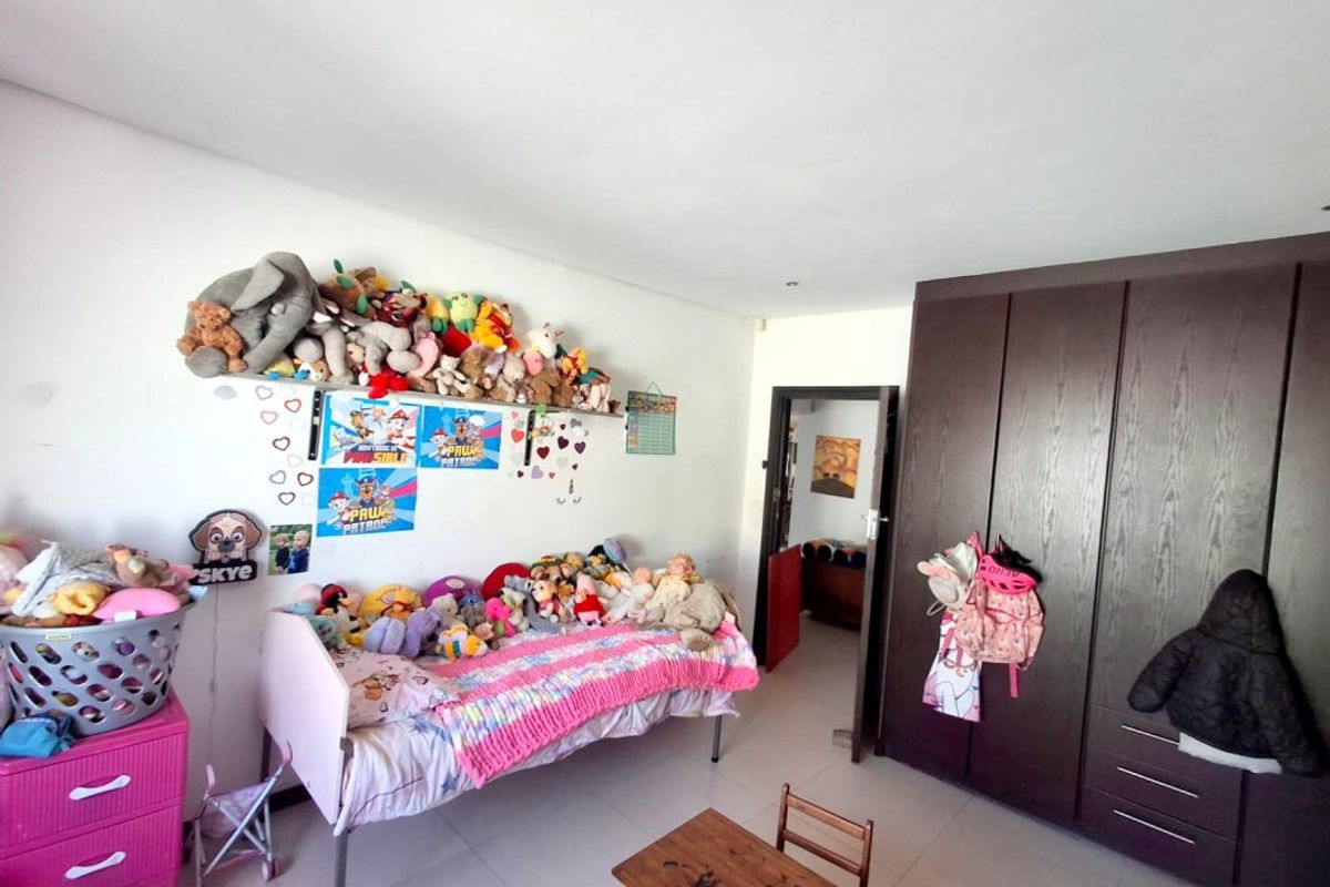Spacious 3-Bedroom Family Home with Granny Flat & Solar! - Photo 3