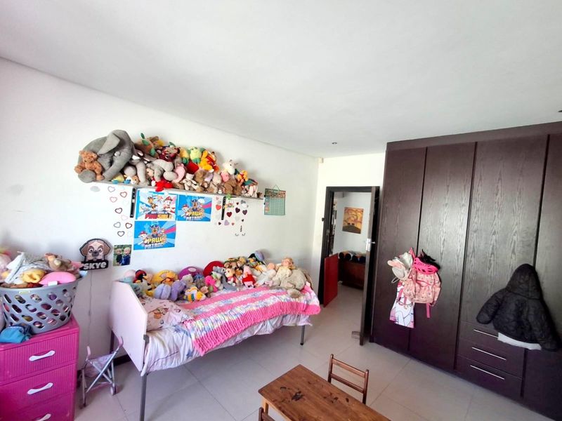 Spacious 3-Bedroom Family Home with Granny Flat & Solar! - Photo 3