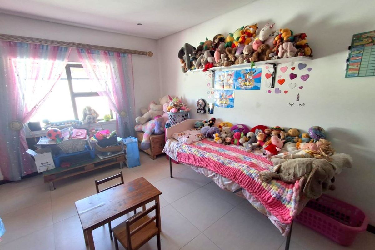Spacious 3-Bedroom Family Home with Granny Flat & Solar! - Photo 4