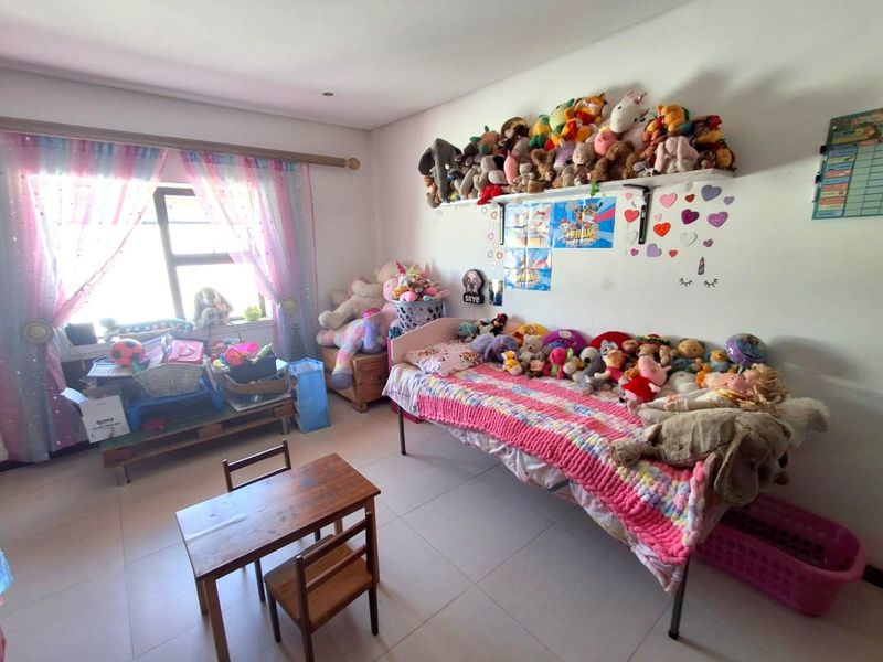 Spacious 3-Bedroom Family Home with Granny Flat & Solar! - Photo 4