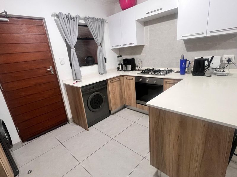 Modern 1-Bedroom Townhouse with Private Garden! - Photo 5
